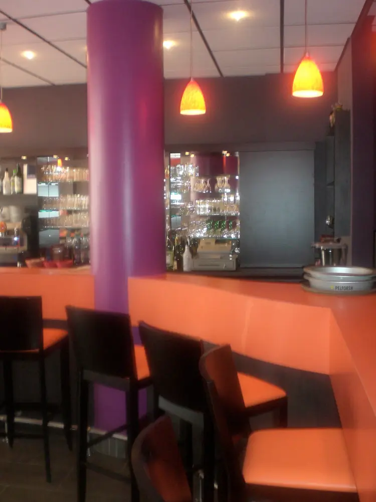 Espace bar aux tons violet et orange