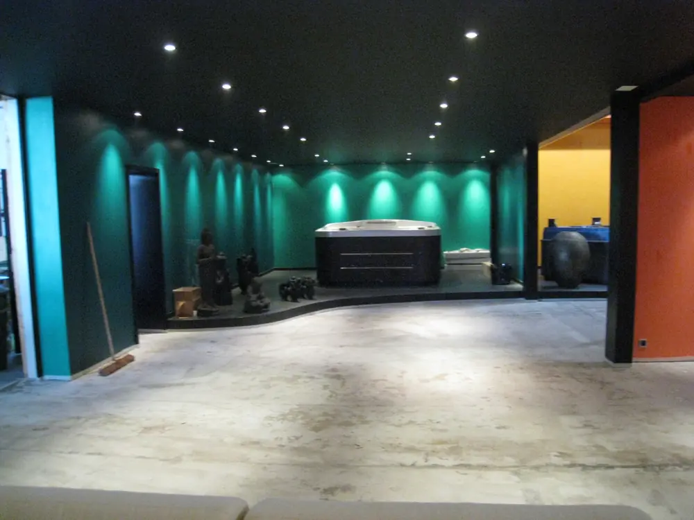 Espace détente aux murs turquoise